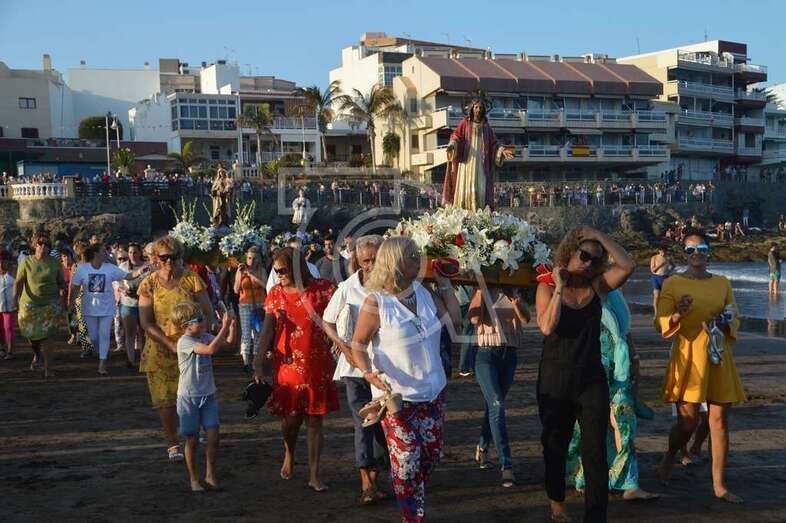 La procesión, en la playa de Salinetas (Foto TA)